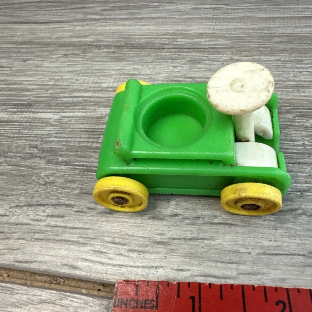 Vintage Fisher Price Little People Green Car Yellow Wheels Plastic Toy Vehicle‎
